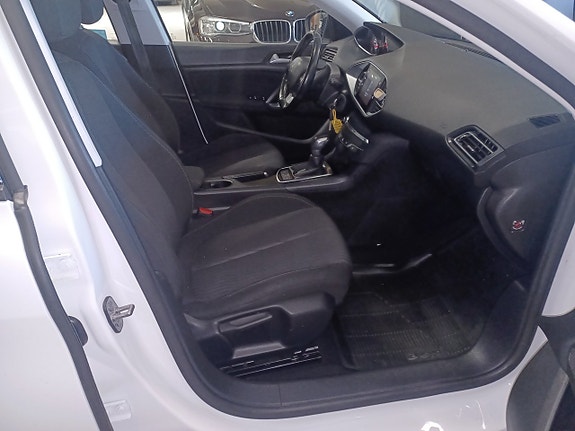 Peugeot 308 SW 8 of 16