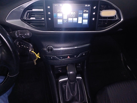 Peugeot 308 SW 15 of 16