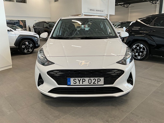 Hyundai i10 2 of 20