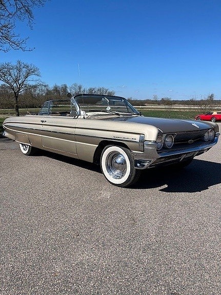 Oldsmobile Dynamic 88 2 of 13