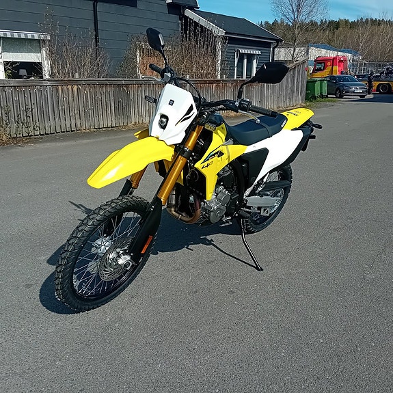 Suzuki DR-Z 4S 6 of 7