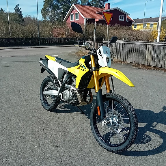 Suzuki DR-Z 4S 2 of 7
