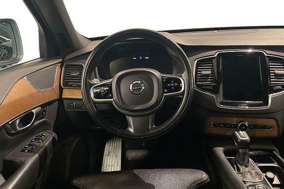 Volvo XC90 11 of 26