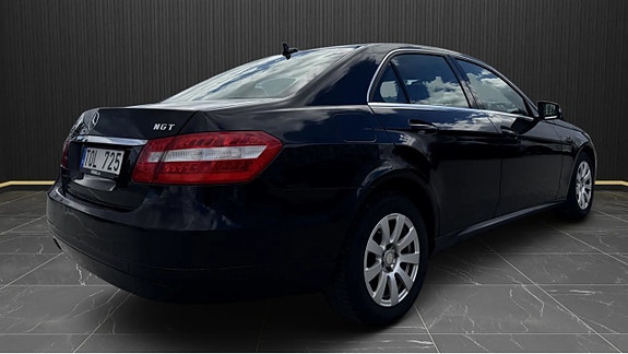 Mercedes-Benz E200 4 of 5