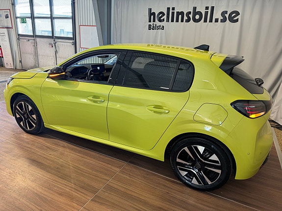 Peugeot 208 2 of 5