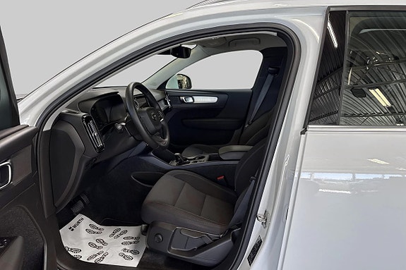 Volvo XC40 8 of 17