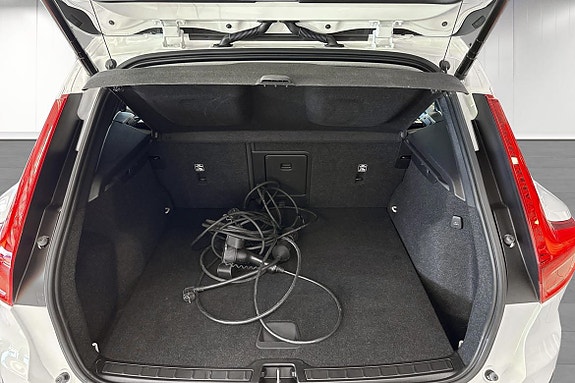Volvo XC40 6 of 17