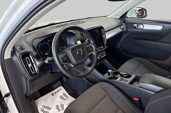 Volvo XC40 7 of 17