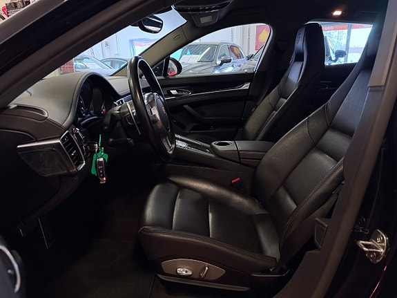 Porsche Panamera 4 3 of 5