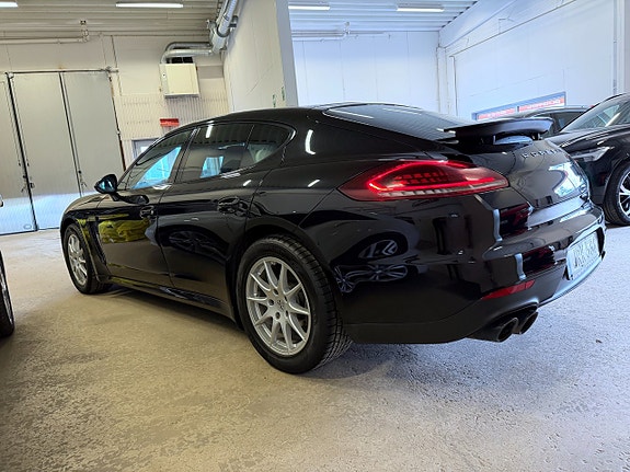 Porsche Panamera 4 2 of 5