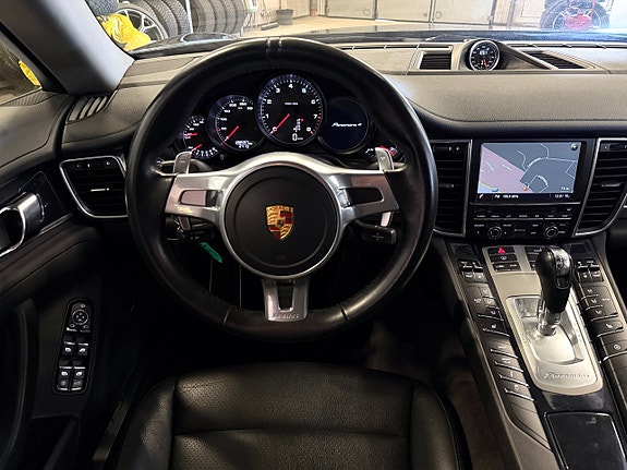 Porsche Panamera 4 4 of 5