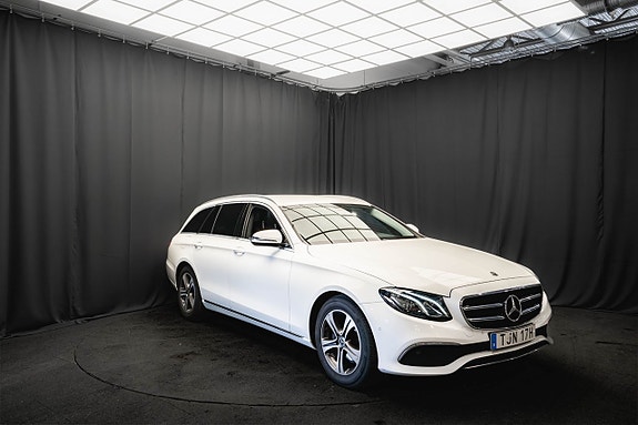 Mercedes-Benz E200 4 of 5