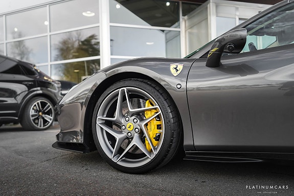 Ferrari F8 Spider 20 of 24