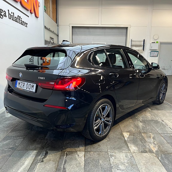 BMW 118i 4 of 5
