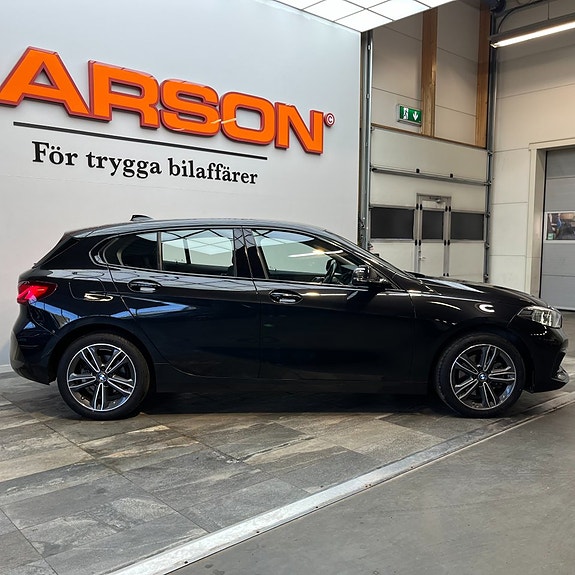 BMW 118i 3 of 5
