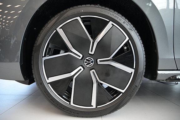 Volkswagen Passat 8 of 30