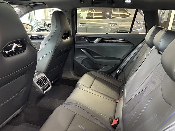 Volkswagen Passat 15 of 21