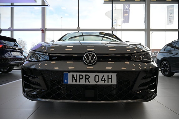 Volkswagen Passat 3 of 30