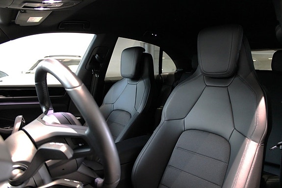 Porsche Macan 4 3 of 5