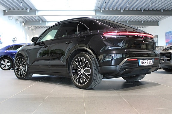 Porsche Macan 4 2 of 5