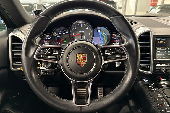 Porsche Cayenne S 10 of 27