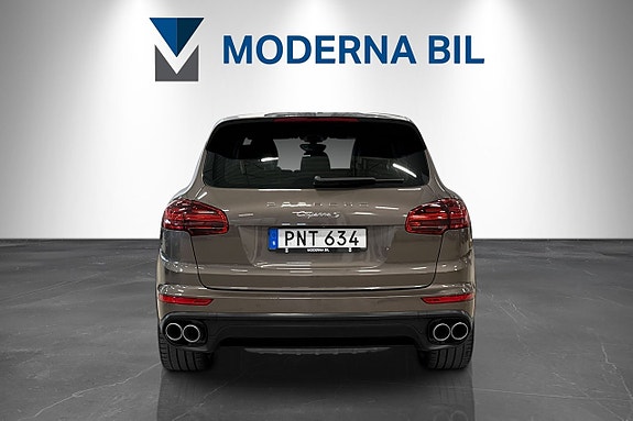 Porsche Cayenne S 5 of 5