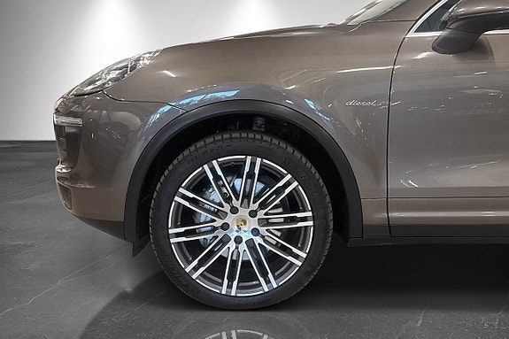 Porsche Cayenne S 2 of 5