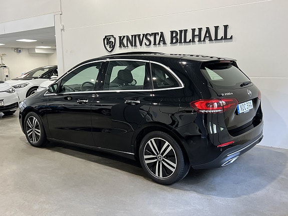Mercedes-Benz B200 d 2 of 5