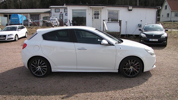 Alfa Romeo Giulietta 2 of 5