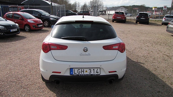 Alfa Romeo Giulietta 3 of 5