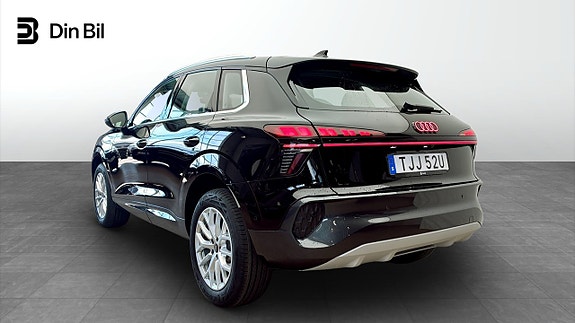 Audi Q3 3 of 5