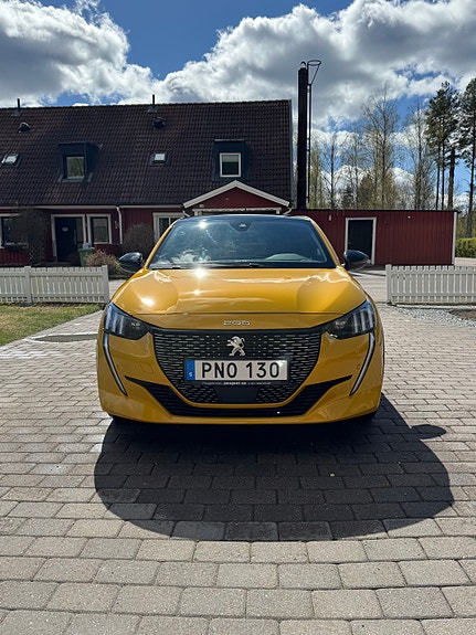 Peugeot 208 2 of 5