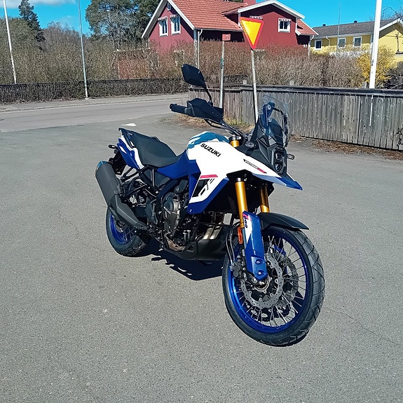 Suzuki V-Strom 800DE 2 of 7
