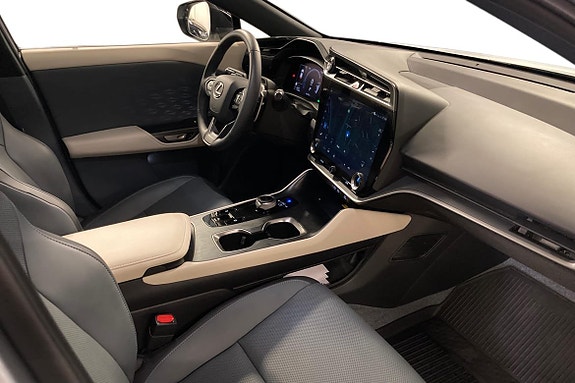 Lexus RZ300e 6 of 19