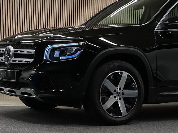 Mercedes-Benz GLB200 4 of 5