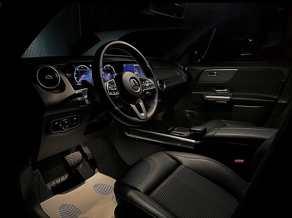 Mercedes-Benz GLB200 11 of 22