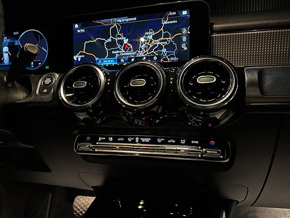 Mercedes-Benz GLB200 16 of 22