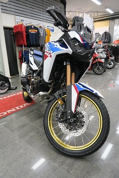 Honda CRF1100D Africa Twin DCT 2 of 5