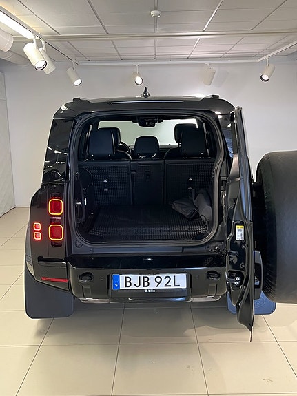 Land Rover Defender 110 2 of 5