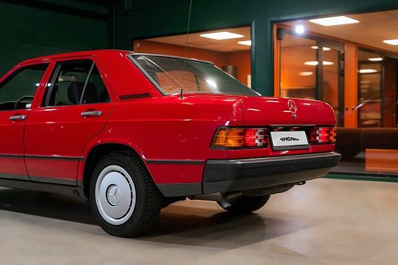 Mercedes-Benz W201 3 of 5