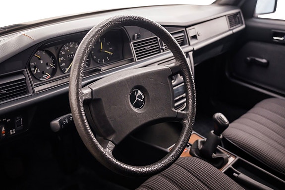 Mercedes-Benz W201 11 of 23