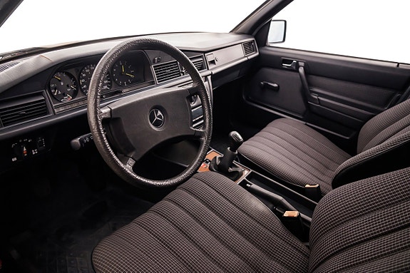 Mercedes-Benz W201 10 of 23