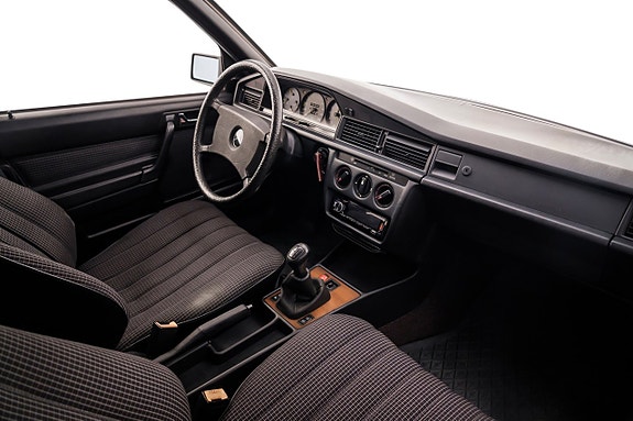 Mercedes-Benz W201 20 of 23
