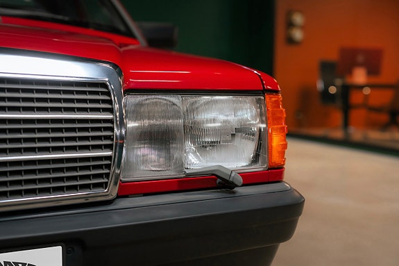Mercedes-Benz W201 8 of 23