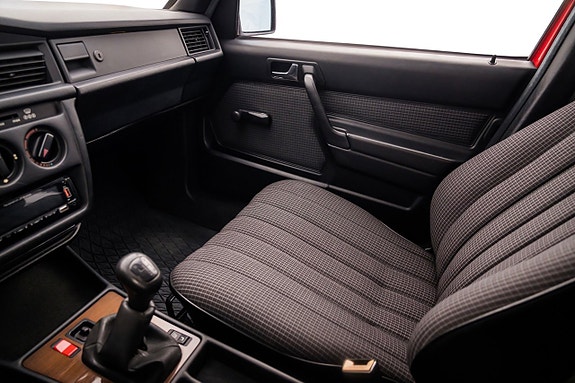Mercedes-Benz W201 16 of 23