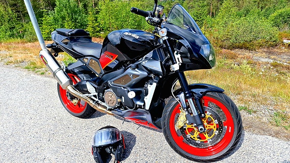 Aprilia RSV 1000 R Tuono 2 of 5