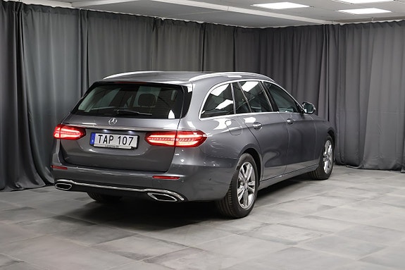 Mercedes-Benz E220 d 2 of 5