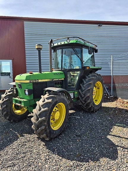 John Deere 2250