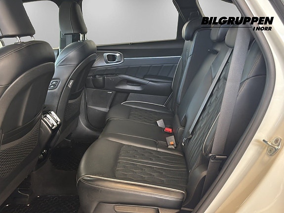 Kia Sorento 9 of 17