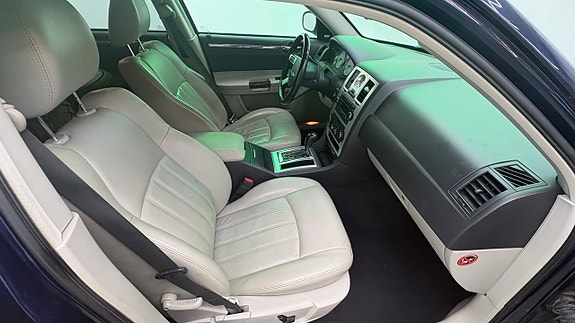 Chrysler 300C 9 of 16